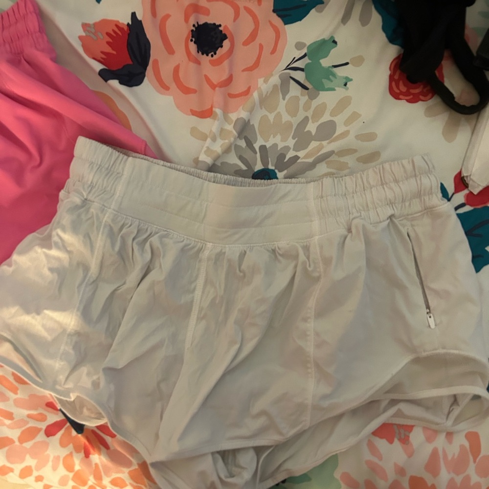 white lululemon hotty hot shorts 2.5 size 4